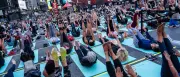 Tausende Yogafans verwandeln Times Square in Freiluftstudio