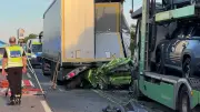 Tödlicher Unfall auf A4: Autolaster schiebt Kleinwagen unter Lkw