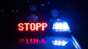 Teenager ohne Führerschein kracht nach Flucht in Polizeiauto