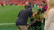 Thomas Müller umarmt verletzten Kanada-Star Ismaël Koné im Stadion