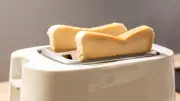 Toaster richtig reinigen: Warum Ausschütteln schädlich ist