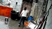 Toilette in China eingestürzt: Frau entgeht Unglück knapp