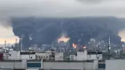 Ukraine attackiert Ölraffinerie in Moskau: Feuer und Rauch