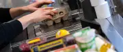 Umfrage: 67 Prozent bevorzugen bediente Kassen im Supermarkt
