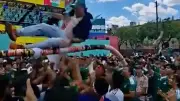 Verrücktes Bierbecher-Spiel: Fans bauen Brücke und schleudern sich über Becher