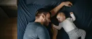 Väter helfen Babys beim besseren Schlaf durch ihren Duft