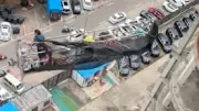 Windböe in China: Arbeitskorb knallt gegen Hochhausfassade