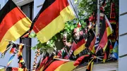 WM-Fieber in Berlin: Fan-Balkon mit 50 Flaggen und Public Viewing