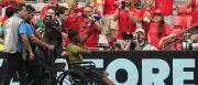 WM in Vancouver: Verletzter Koné im Rollstuhl im Stadion gefeiert