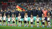 WM-Neuerung: Alle 26 Spieler bei Hymne auf dem Platz