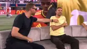 ZDF-WM-Studio: Mertesacker zerrt an Kramers T-Shirt bei Rotkarten-Diskussion