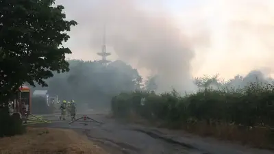 200 Heuballen in Flammen: Feuerwehr kämpft gegen Waldbrandgefahr