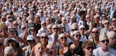21.141 Pitbull-Fans stellen Rekord mit Latex-Glatzen in London auf