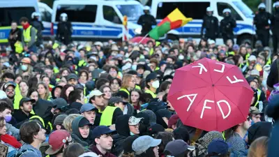 AfD-Parteitag in Erfurt trotz Protesten und Blockaden gestartet
