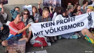 Aktivisten kleben sich in Berlin vor Rheinmetall-Büro fest