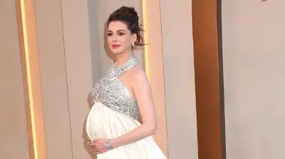 Anne Hathaway mit 43 Jahren überraschend schwanger mit drittem Kind
