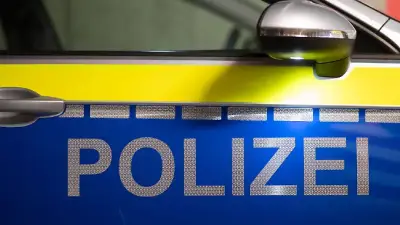 Auto prallt gegen Stromkasten in Leipzig – Fahrer leicht verletzt