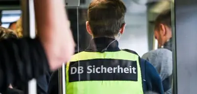Bahn-Sicherheitsmann nach Streit aus fahrendem Zug gestürzt