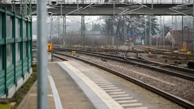 Bahnmitarbeiter bei Ticketkontrolle aus fahrendem Zug gestürzt