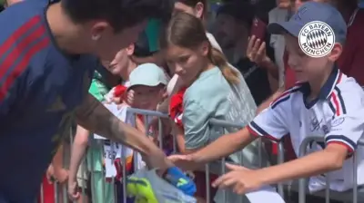 Bayern-Star Minjae Kim verschenkt seine Schuhe an kleinen Fan