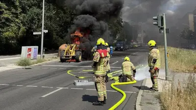 Berlin Gesundbrunnen: Radlader brennt – starker Rauch