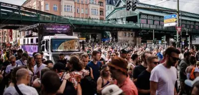 Berliner Technoparade Zug der Liebe nach CSD-Anschlag abgesagt
