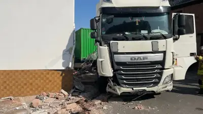 Betrunkener Lkw-Fahrer kracht in Hauswand: 3,4 Promille