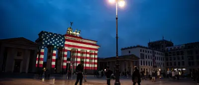 Brandenburger Tor leuchtet in US-Farben zum 250. Jahrestag