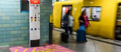 BVG testet pinke Markierungen um Notrufsäulen an U-Bahnhöfen