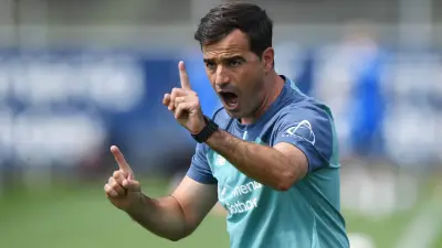 Carles Martínez startet in Leverkusen: Alonso-Stil kehrt zurück