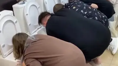 Champagner aus der Kloschüssel: Russische Trink-Challenge sorgt für Ekel