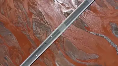 Chinas Xiangride-Fluss färbt sich jedes Jahr im Sommer blutrot