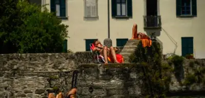 Comer See: Varenna verhängt 200-Euro-Bußgelder gegen Badebekleidung