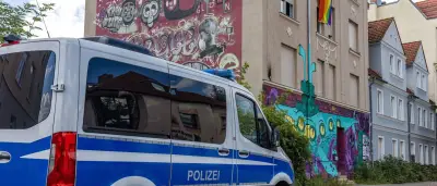 Cottbus: Täter nach Molotow-Angriff auf Wohnprojekt weiter unbekannt