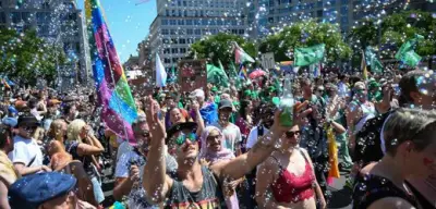 CSD in Berlin: Russischer Aktivist feiert Freiheit nach Flucht