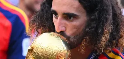 Cucurella lässt sich Trainer de la Fuente auf den Arm tätowieren