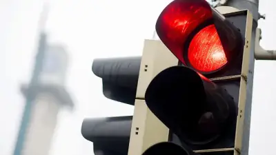 Fahrverbot bei Rotlichtverstoß trotz Spurwechsel: Urteil aus Bayern