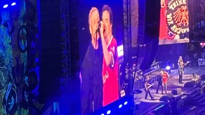 Farin Urlaub überrascht bei Toten-Hosen-Konzert in Berlin
