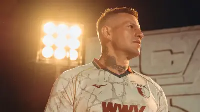 FC Augsburg präsentiert neues Trikot im historischen Römer-Look