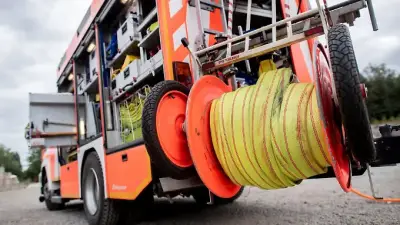 Feuerwehr löscht Brand von Lkw-Anhängern mit alten Batterien in Kirchardt