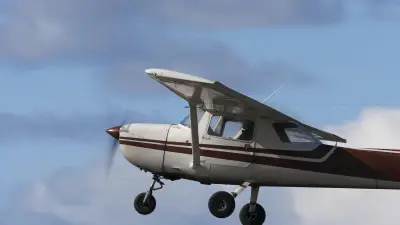 Fluglehrer springt aus Cockpit – Schülerin (22) landet Cessna sicher