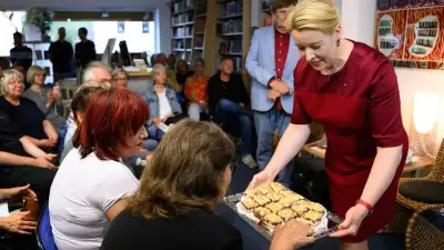 Franziska Giffey stellt Kochbuch vor und verschenkt es in Berlin