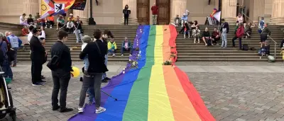 Gedenken in Potsdam nach CSD-Anschlag: 500 Teilnehmer, Störer entfernt