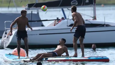 Geheimer Team-Nachmittag am Tegernsee: Bayern-Stars beim Planschen und Stand-up-Paddle