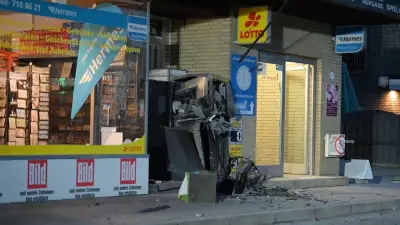Geldautomat in Hamburg gesprengt: Trümmerteile fliegen meterweit