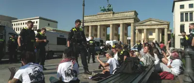 Greta Thunberg klebt sich mit Aktivisten vor Rheinmetall-Büro am Brandenburger Tor fest