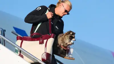Haaland mit ausgestopftem Waschbären bei Wikinger-Party in Norwegen
