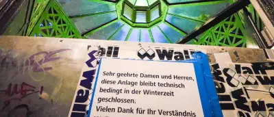 Historische Toilette auf Berliner Weinfest defekt – Reparatur schwierig