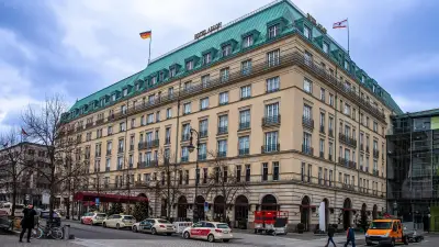 Hotel Adlon evakuiert: Hunderte Gäste im Schlafanzug auf der Straße