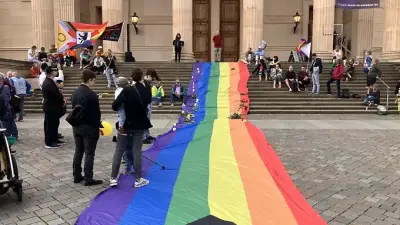 Hunderte gedenken in Potsdam der Opfer des CSD-Anschlags